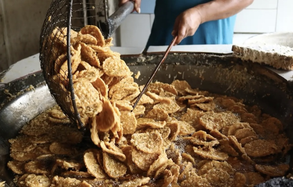 Keripik tempe digoreng langsung di dapur toko oleh-oleh